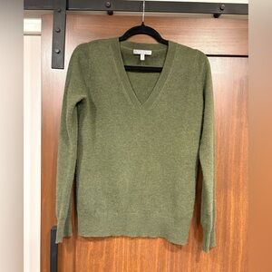 Neiman Marcus 100% Cashmere Collection classic v-neck Small Green worn once